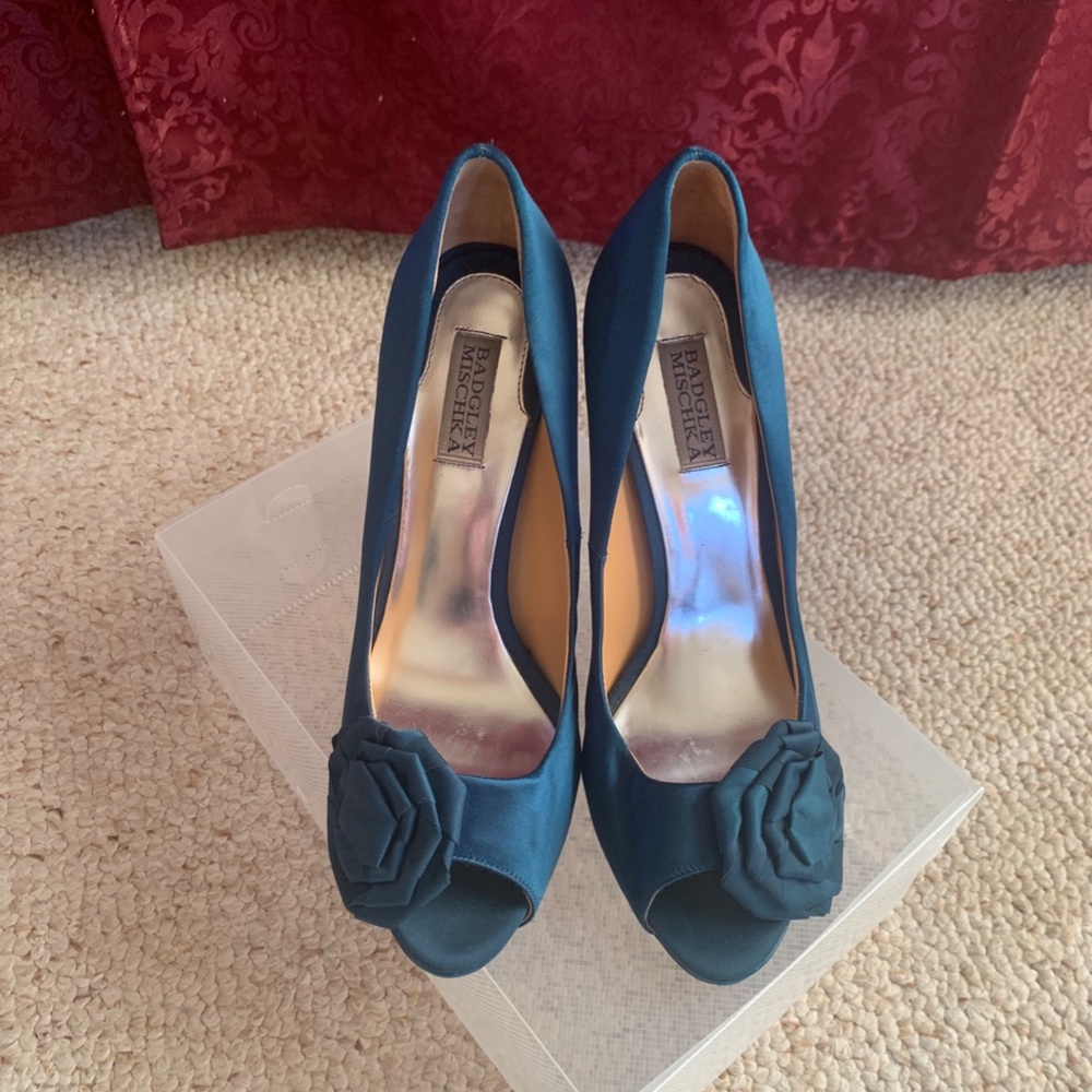 Badgley Mischka Frank Peep Toe Pump in Teal Satin with Rosette Size 9.5M